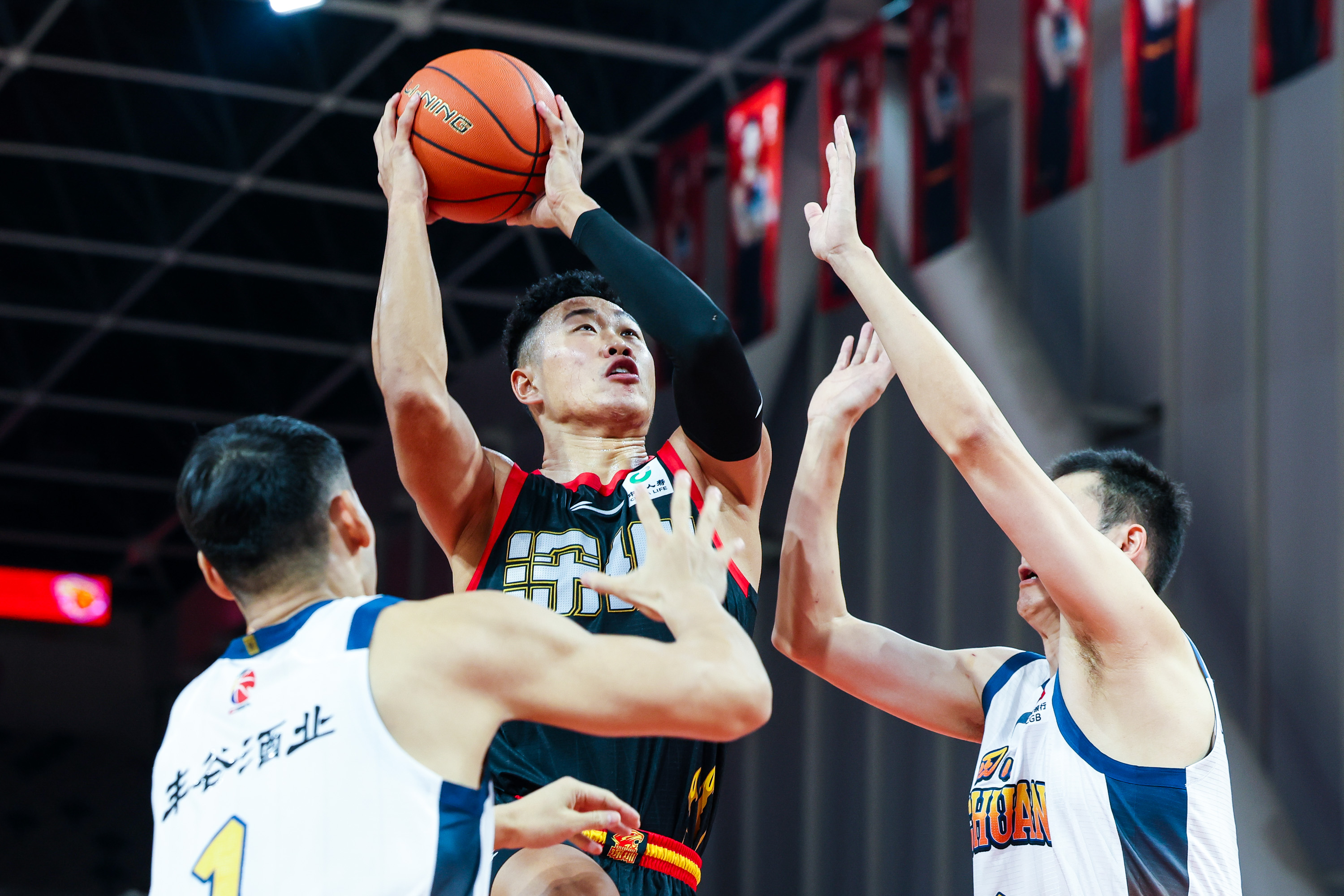kaiyun下载-刚刚！深圳男篮围绕NBA季后赛主帅复盘赛前夏洛特黄蜂备战意大利杯，今夜费城76人调整名单以备CBA季后赛